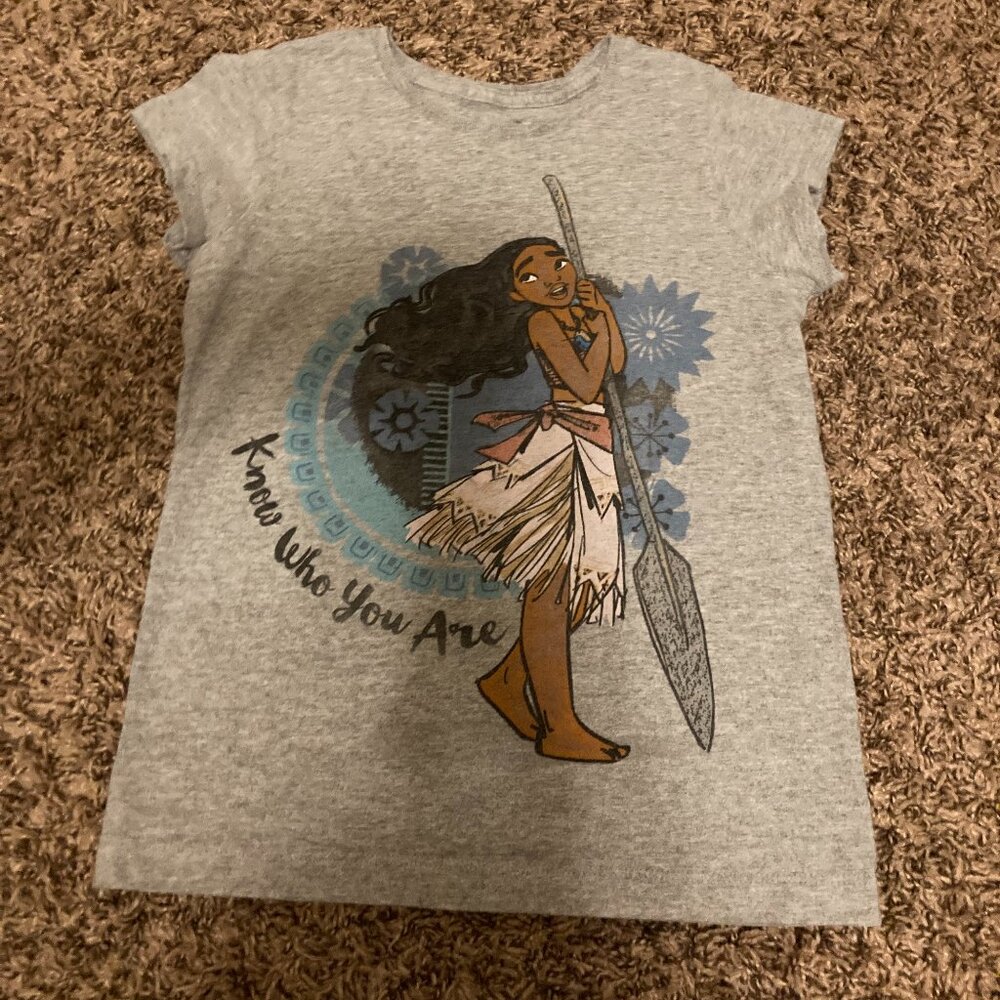 Disney Store Moana Short Sleeve Top Medium 7/8 Gray T Shirt Know Who You Are